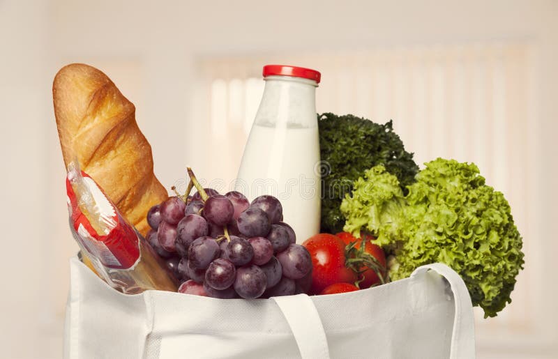 Saco de compras com variedade de produtos do mantimento fotos de stock royalty free