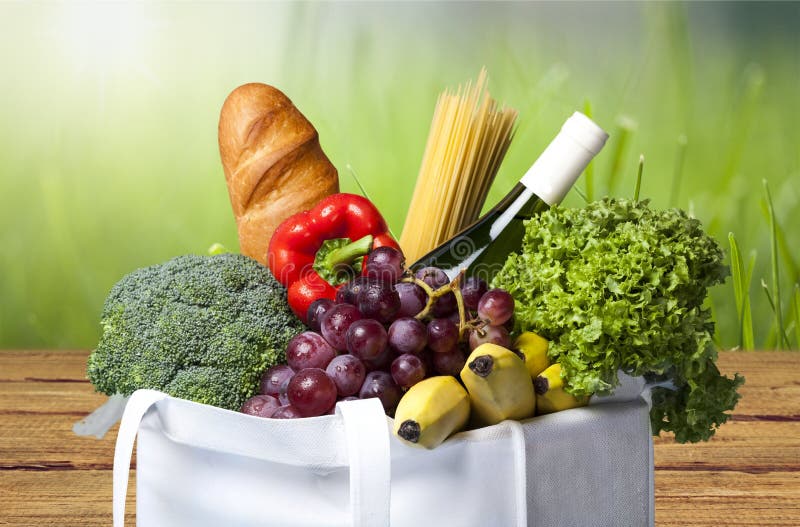 Saco de compras com variedade de produtos do mantimento foto de stock royalty free