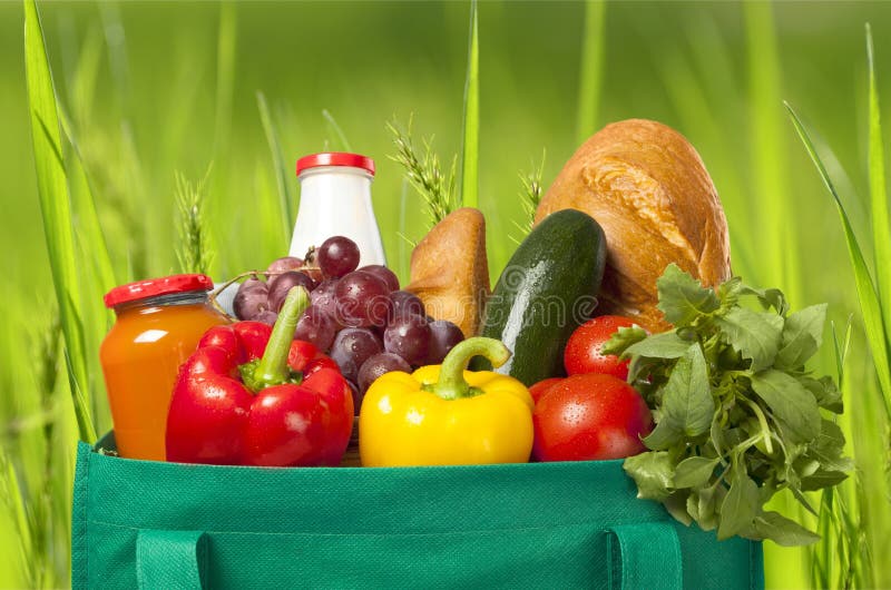 Saco de compras com variedade de produtos do mantimento fotos de stock