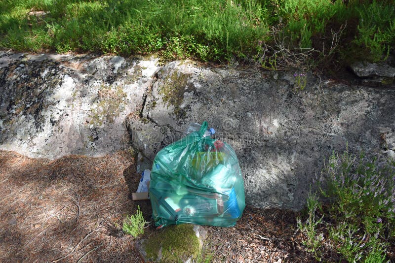 Saco de lixo descartado no ponto de beleza natural nos terrenos altos escoceses de loch maree