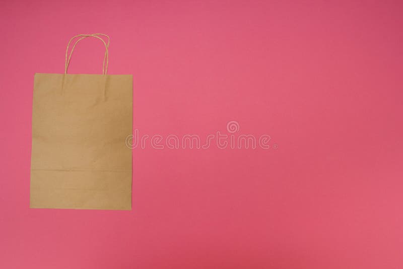 Saco de papel descartável no fundo cor-de-rosa imagens de stock royalty free Saco de papel descartável no fundo cor-de-rosa imagens de stock royalty free
