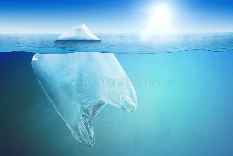 Saco de plástico enorme que flutua no mar aberto como um iceberg