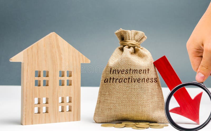 Saco do dinheiro com a atra??o do investimento da palavra e para baixo uma seta com uma casa Conceito da atra??o e do investiment fotografia de stock royalty free Saco do dinheiro com a atra??o do investimento da palavra e para baixo uma seta com uma casa Conceito da atra??o e do investiment fotografia de stock royalty free