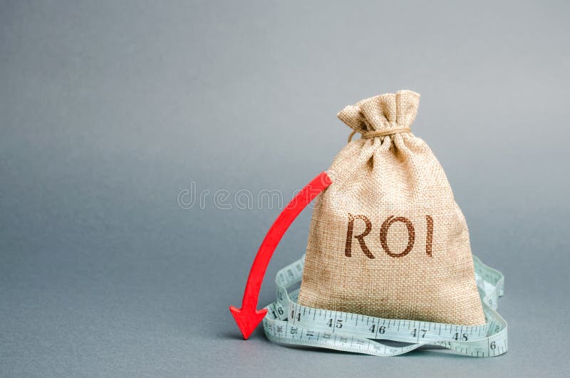 Saco do dinheiro com fita de medição e a palavra ROI Rela??o financeira que ilustra o n?vel de perda de neg?cio Retorno sobre o i imagens de stock royalty free Saco do dinheiro com fita de medição e a palavra ROI Rela??o financeira que ilustra o n?vel de perda de neg?cio Retorno sobre o i imagens de stock royalty free