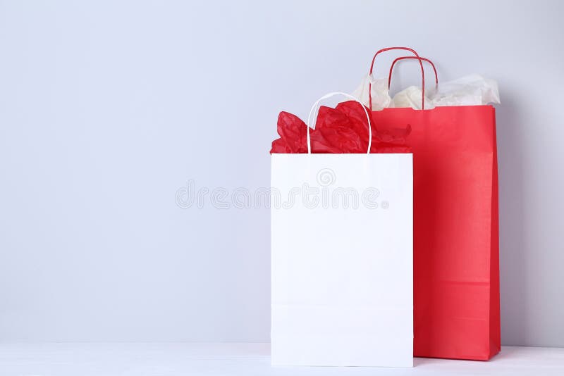 Sacos de compra no branco imagem de stock Sacos de compra no branco imagem de stock