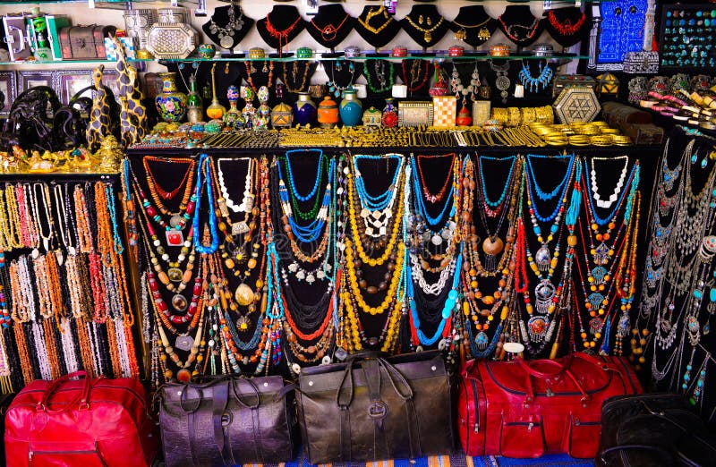 Sacos de couro e colares coloridos, acessórios árabes do artesanato, Sidi Bou Said Market imagens de stock Sacos de couro e colares coloridos, acessórios árabes do artesanato, Sidi Bou Said Market imagens de stock