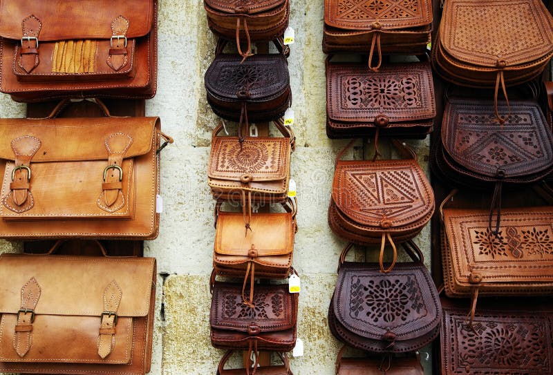 Sacos de couro feitos a mão bonitos para a venda em Santillana Del Mar, Cantábria fotografia de stock royalty free Sacos de couro feitos a mão bonitos para a venda em Santillana Del Mar, Cantábria fotografia de stock royalty free