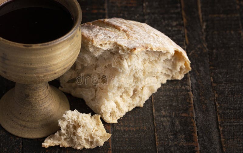 Sacrament de comuniune sfânta pe o masa de lemn intunecat stock photos
