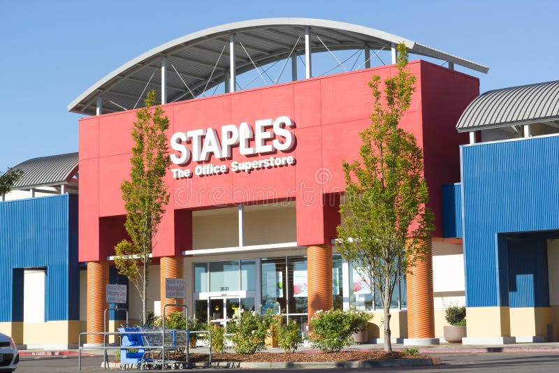 A Staples retail location in Maryland Stock Photo - Alamy