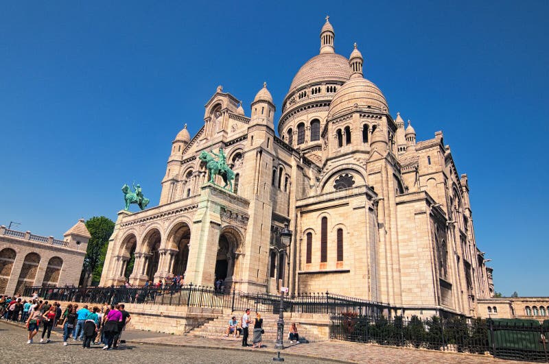 Sacre Coeur basilika i solig dag för vår Stor medeltida domkyrka Folket står i linje för att få inom arkivfoto Sacre Coeur basilika i solig dag för vår Stor medeltida domkyrka Folket står i linje för att få inom arkivfoto