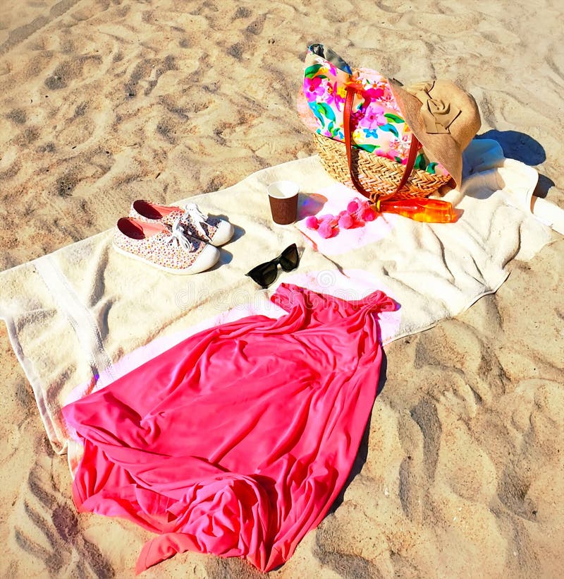 Sacs de plage femmes accessoires maillots de bains d'été casque baskets lunettes de soleil et tasse de café sur la serviette jaun images libres de droits Sacs de plage femmes accessoires maillots de bains d'été casque baskets lunettes de soleil et tasse de café sur la serviette jaun images libres de droits