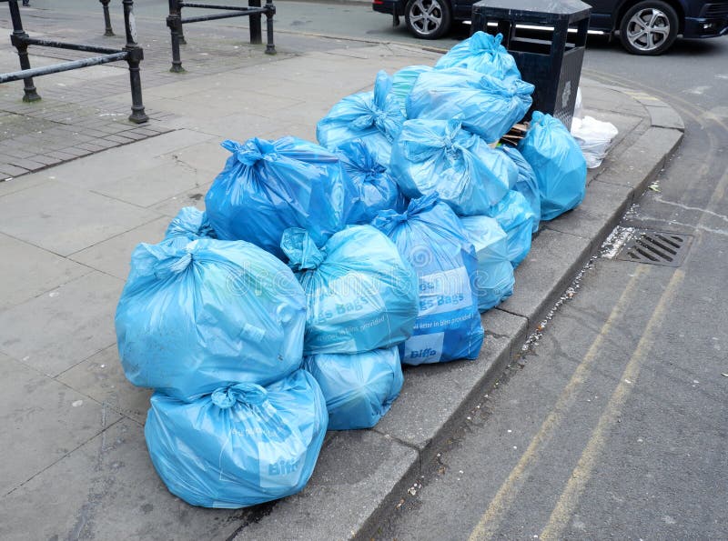 Sacs des déchets à Manchester image stock Sacs des déchets à Manchester image stock