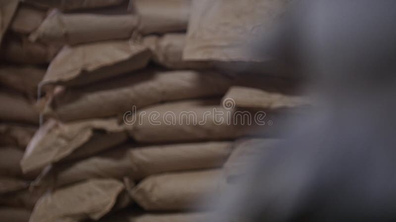 Sacs du sucre en cristal dans l'entrepôt à la raffinerie de sucre