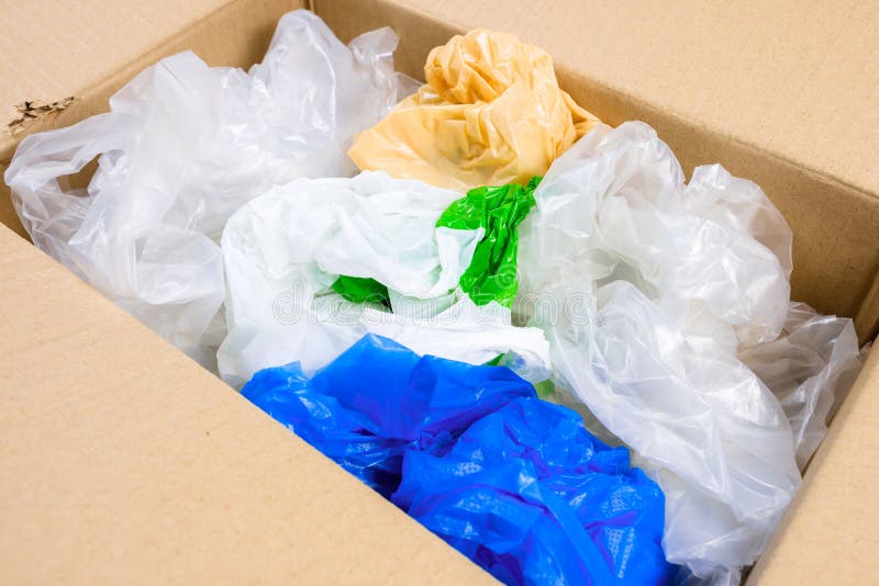 Sacs en plastique dans la boîte à recycler