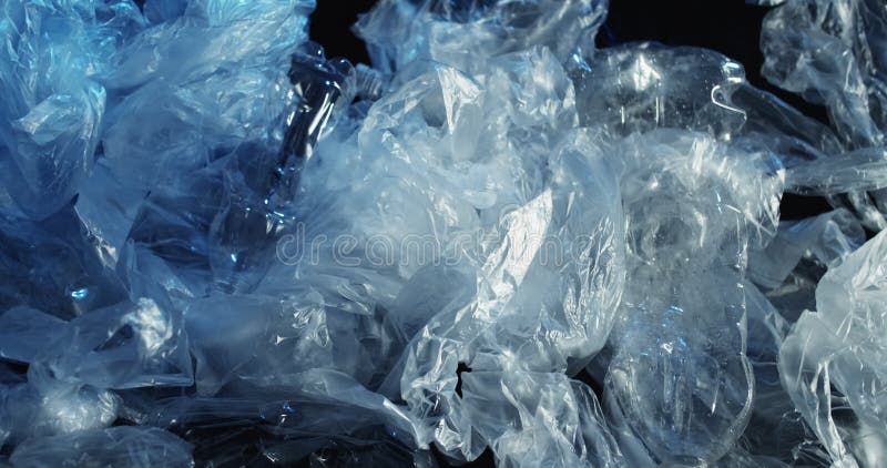 Sacs en plastique de cellophane de collecte des déchets de pollution banque de vidéos