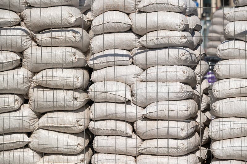 Sacs en poly?thyl?ne blancs avec des produits d'usine dans l'entrep?t images stock Sacs en poly?thyl?ne blancs avec des produits d'usine dans l'entrep?t images stock