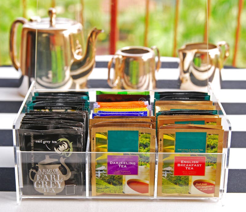 Sacs à thé dans le support acrylique clair de sachet à thé avec l'ensemble de pot d'argenterie