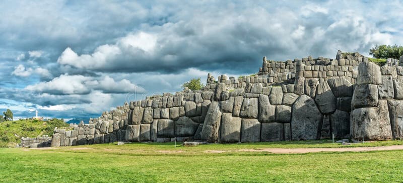 Sacsayhuaman, Ruínas Incas Em Cusco, Peru Imagem de Stock - Imagem de  antigo, rocha: 105246137, image size:1600x728