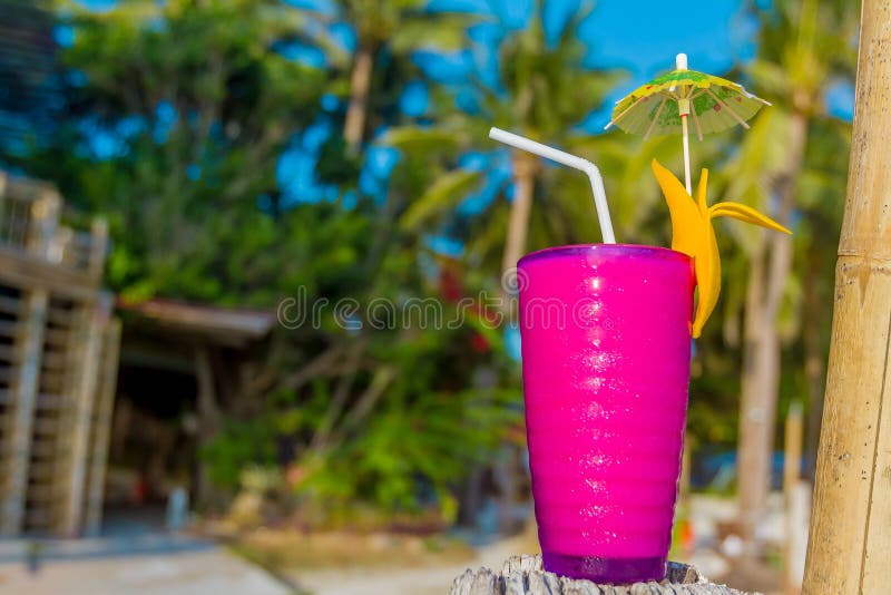 Sacudida tropical, bebida del refresco en vidrio en tropical