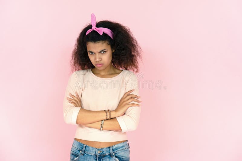 Sad boos afrikaans meisje pout lippen kijken naar camera op roze achtergrond stock afbeelding Sad boos afrikaans meisje pout lippen kijken naar camera op roze achtergrond stock afbeelding