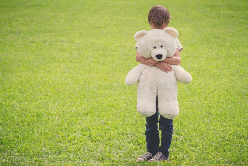 Мальчик с плюшевым мишкой. Мальчик обнимает медвежонка. Обнимашки с плюшевым медведем. Мальчик обнимает плюшевого медвежонка.