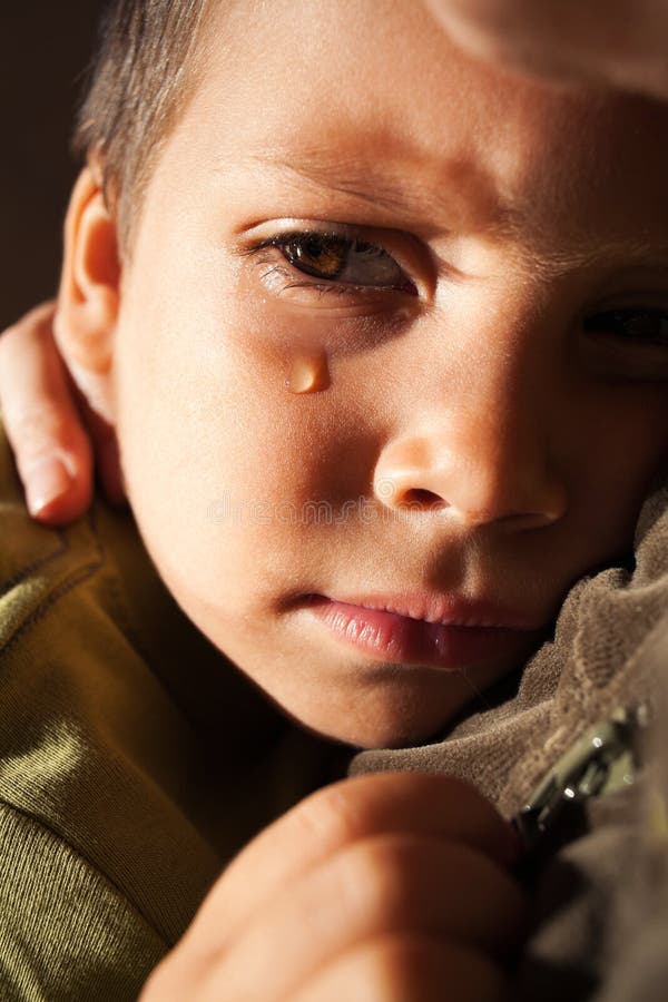 Un ritratto di un bambino triste a piangere.