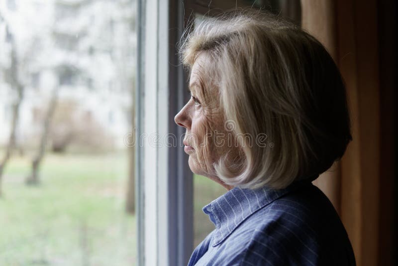 Quelques conseils pour lutter contre l'anxiété pendant le confinement Sad-elderly-woman-looking-out-window-107125630