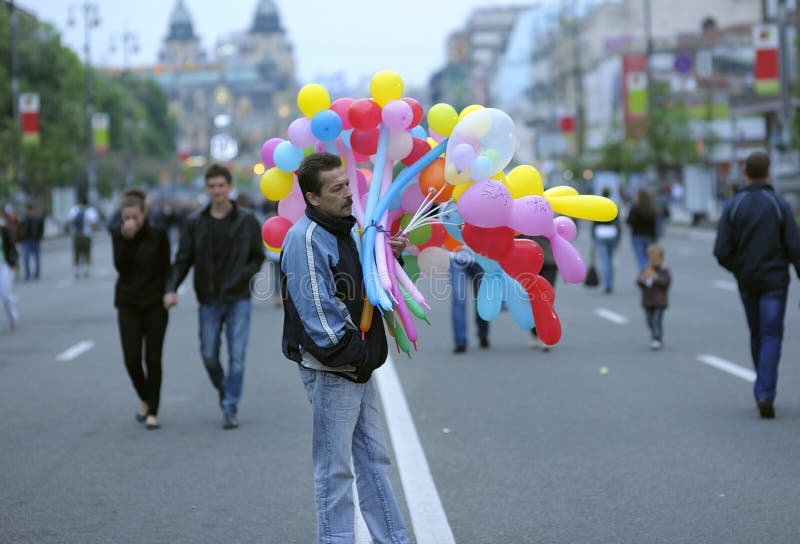 Expertise pauze linnen Sad Man, Vendor, Selling Colorful Balloons Standing in the Middle of the Street Editorial Photography - Image of balloons, sell: 180424752 Expertise pauze linnen Sad Man, Vendor, Selling Colorful Balloons Standing in the Middle of the Street Editorial Photography - Image of balloons, sell: 180424752