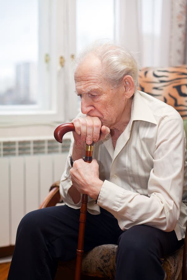 Triste solitario viejo hombre en sillón su Junco.