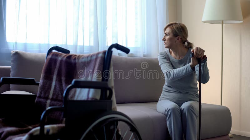 Smutný skreč dáma čakanie manžel na nemocnice, hľadá v,, fotografia fotobankového typu.