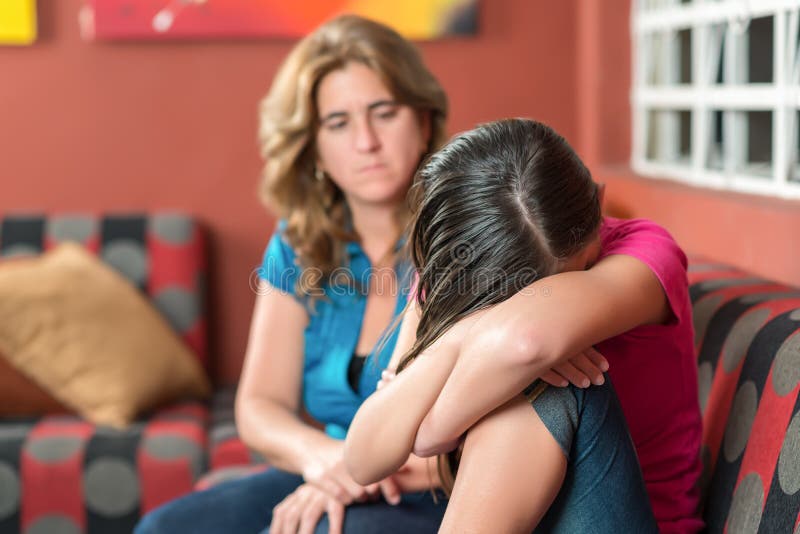 Problemas triste adolescente ella está llorando su preocupado madre sobre el.