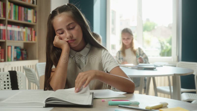 Sad uttråkad tjej Kaukasisk skolelev elev trött dotter vid skrivbordet trött utmattad tonåring arkivfilmer