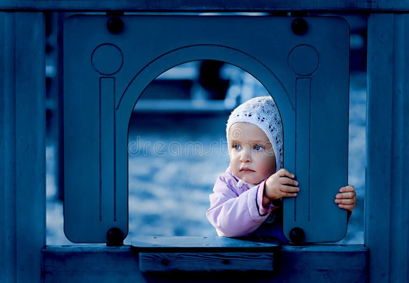 Giovane ragazza in un parco giochi.