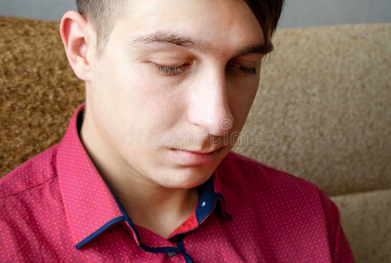 Porträt eines traurigen jungen Mannes lizenzfreies stockfoto