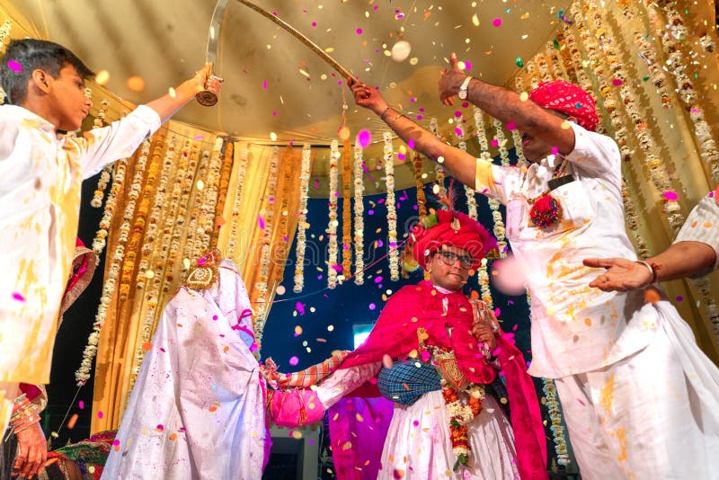 Sadri/india-12 07 2019: La gente su cerimonia di nozze tradizionale di rajasthani fotografie stock Sadri/india-12 07 2019: La gente su cerimonia di nozze tradizionale di rajasthani fotografie stock