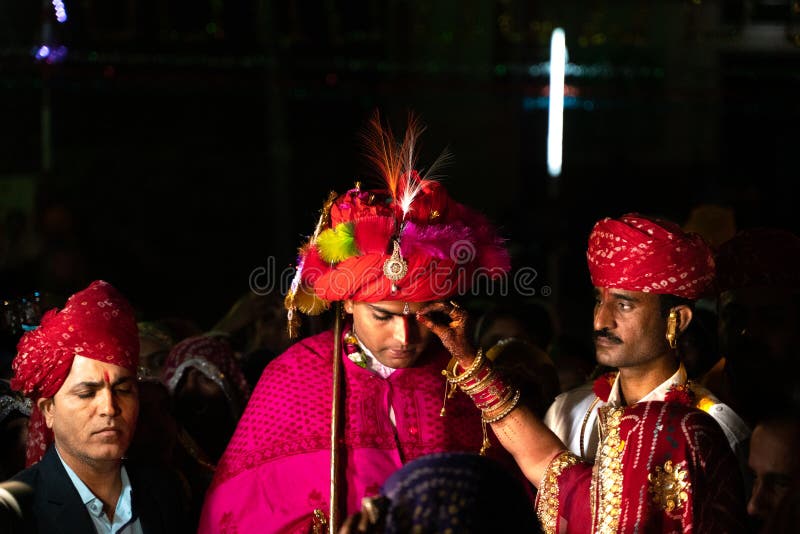 Sadri/india-12 07 2019: La gente su cerimonia di nozze tradizionale di rajasthani immagini stock libere da diritti Sadri/india-12 07 2019: La gente su cerimonia di nozze tradizionale di rajasthani immagini stock libere da diritti