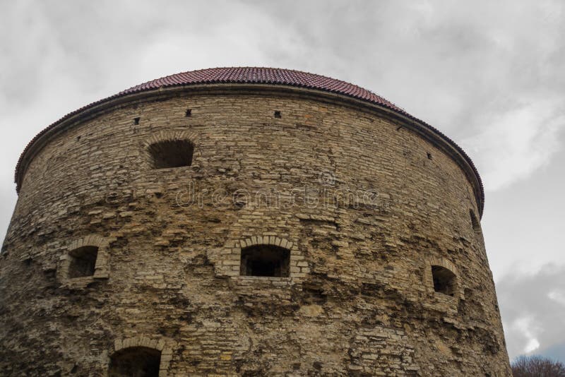 Sadła Margaret działa wierza Krajobraz z chmurami w chmurnej pogodzie w górę wierza, Tallinn, Estonia obrazy stock Sadła Margaret działa wierza Krajobraz z chmurami w chmurnej pogodzie w górę wierza, Tallinn, Estonia obrazy stock