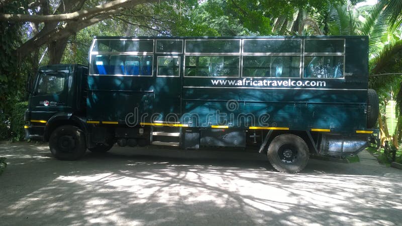 Safari ciężarówka gotowa dla bada attractractive ziemię Tanzania zdjęcie stock Safari ciężarówka gotowa dla bada attractractive ziemię Tanzania zdjęcie stock