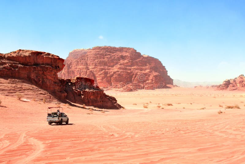 Safari della jeep nel deserto di Wadi Rum, Giordania immagine stock libera da diritti Safari della jeep nel deserto di Wadi Rum, Giordania immagine stock libera da diritti