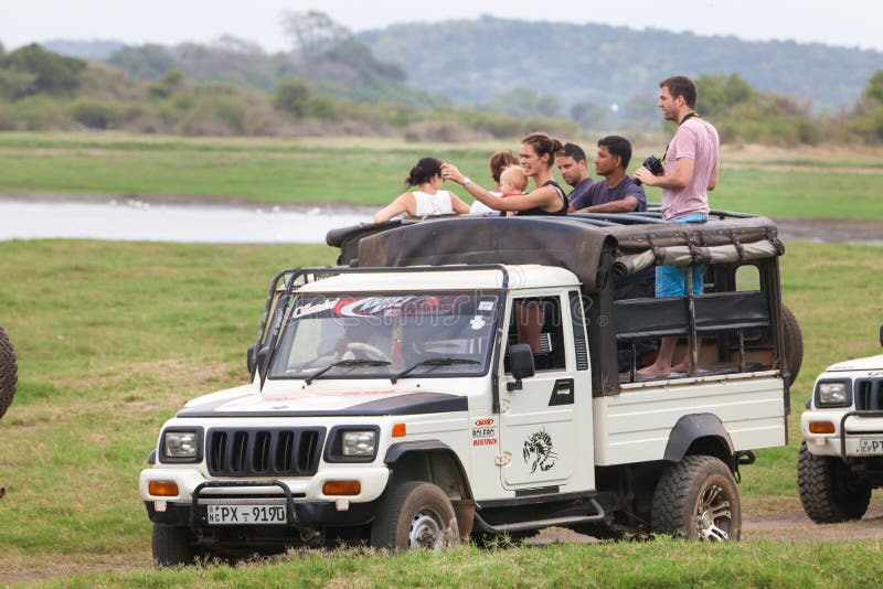 safari Jeep campo a través con los visitantes de la familia Minneriya Sri Lanka fotografía de archivo libre de regalías safari Jeep campo a través con los visitantes de la familia Minneriya Sri Lanka fotografía de archivo libre de regalías
