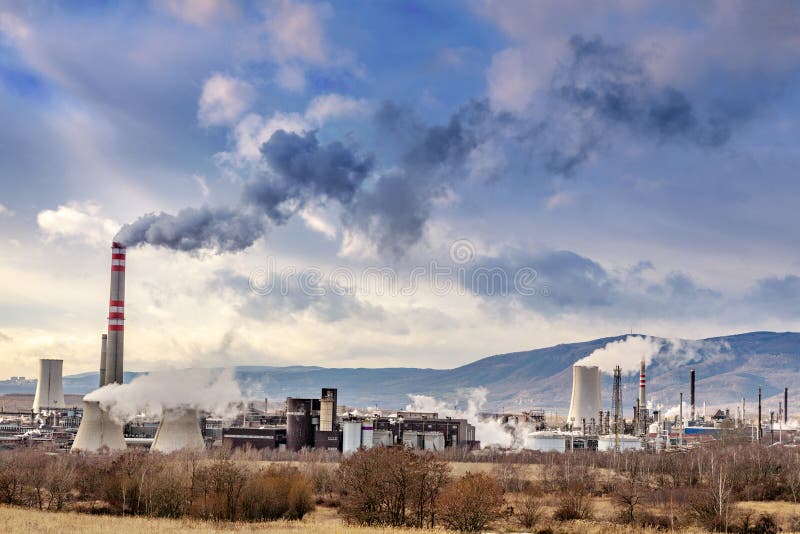 Safari tous terrains, usine de Chemopetrol, ville plus, la Bohême du nord, République Tchèque photo libre de droits Safari tous terrains, usine de Chemopetrol, ville plus, la Bohême du nord, République Tchèque photo libre de droits