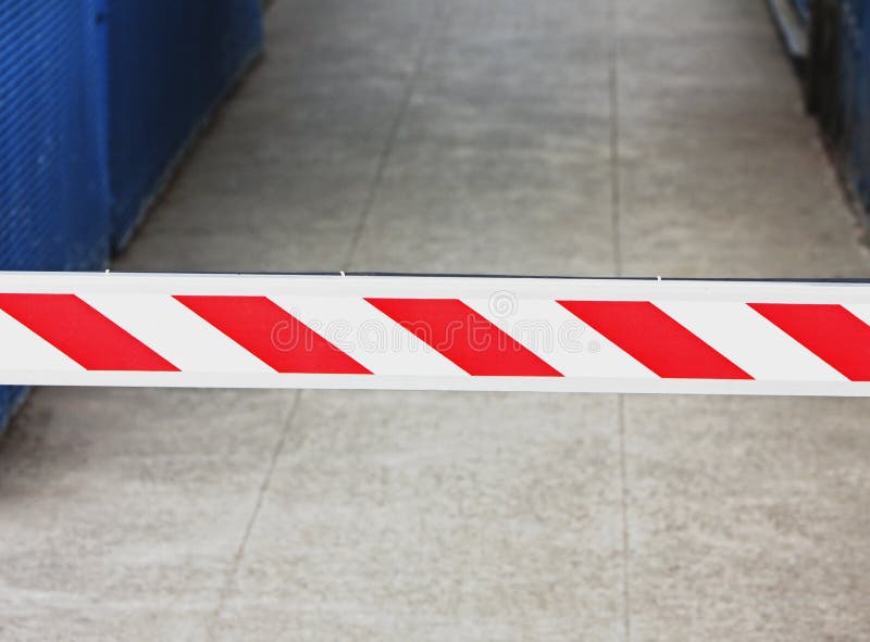 Arancione e bianco per le barriere di sicurezza sul ponte.