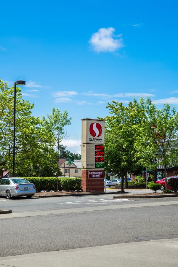 Safeway supermarket editorial image. Image of cars, sign 62425370
