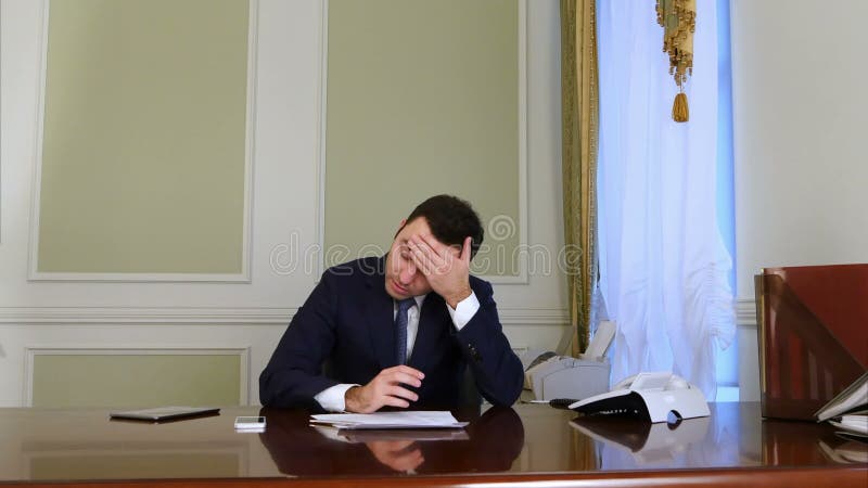 Saffers jovenes enfermos del hombre de negocios de la tos almacen de metraje de vídeo