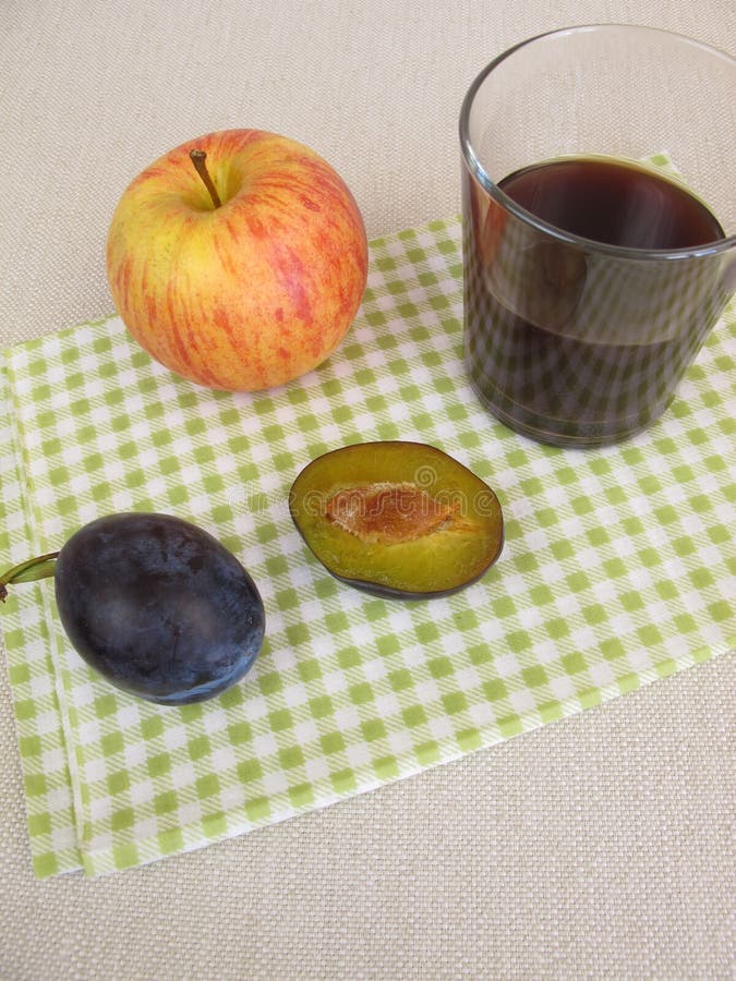 Saft mit Pflaume und Apfel stockbild. Bild von äpfel 66399357