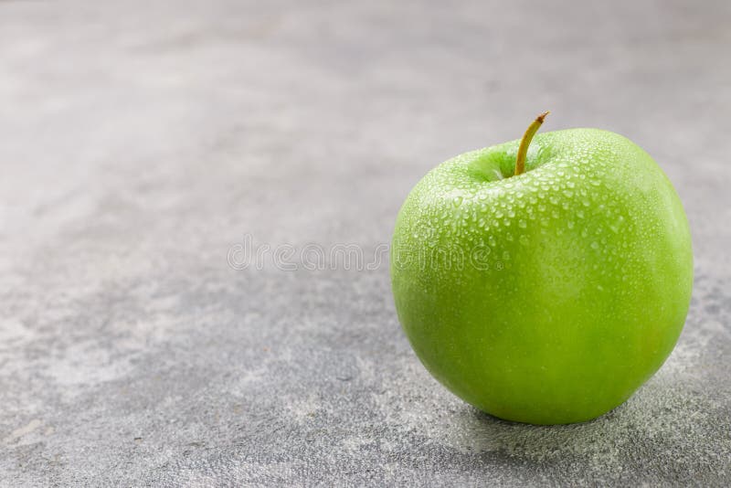 Saftiga mogna gröna Apple med vattendroppar arkivfoton Saftiga mogna gröna Apple med vattendroppar arkivfoton