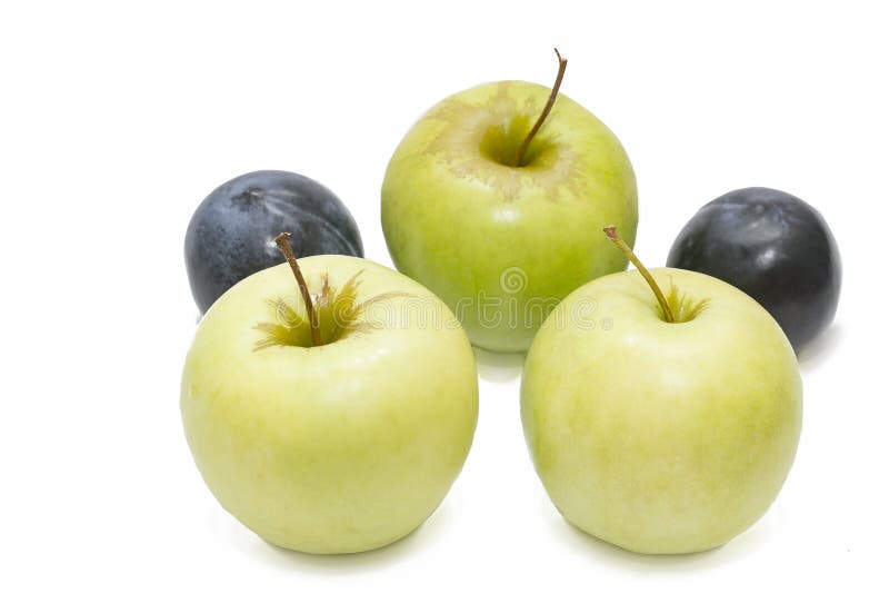 Saftige blaue Pflaumen und grüne Äpfel stockbild Saftige blaue Pflaumen und grüne Äpfel stockbild