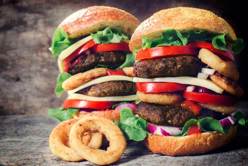 Enormer Hamburger stockfoto. Bild von enorm, bild, taste - 30952696