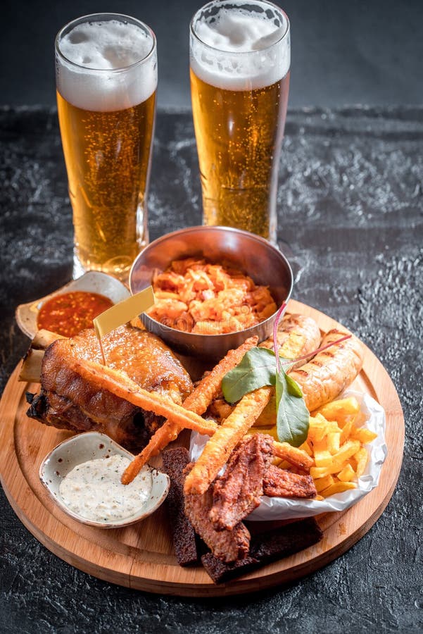 Saftige Hühnerflügel unter Soße für Bier Lagerale schmeckt gut mit irgendeiner Art Fleisch Atelieraufnahme gemacht in der Kneipe lizenzfreie stockfotos Saftige Hühnerflügel unter Soße für Bier Lagerale schmeckt gut mit irgendeiner Art Fleisch Atelieraufnahme gemacht in der Kneipe lizenzfreie stockfotos