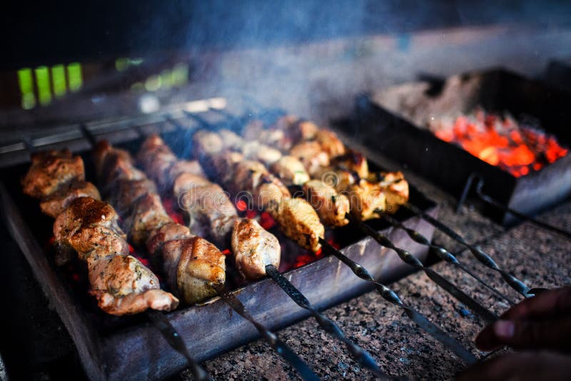Saftige Scheiben des Fleisches bereiten sich auf Feuer vor lizenzfreie stockbilder Saftige Scheiben des Fleisches bereiten sich auf Feuer vor lizenzfreie stockbilder
